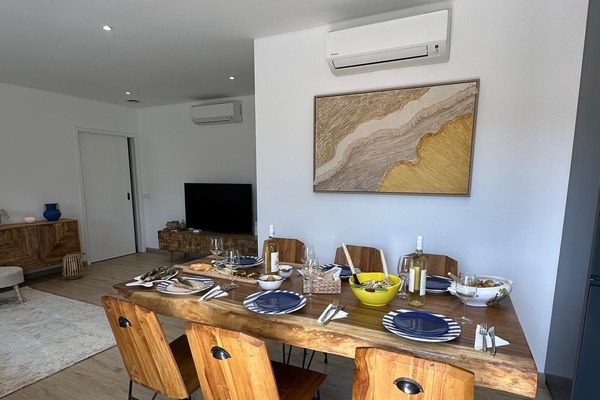 Casa T3 - living room with open kitchen and large table, Odeceixe