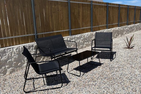 Gravel garden with outdoor seating, Raízes Vicentinas